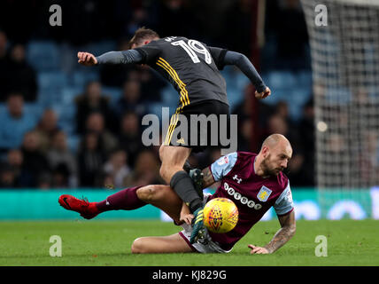 Aiden McGeady di Sunderland e Alan Hutton di Aston Villa (a destra) combattono per la palla durante la partita del campionato Sky Bet a Villa Park, Birmingham. Foto Stock