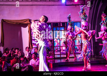 Prestazioni culturali danzare al Cabaret Parisien, Havana, Cuba Foto Stock