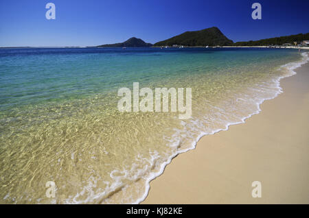 La shoal bay nsw australia. vista lungo la spiaggia verso il monte tomaree a Shoal Bay nsw australia Foto Stock