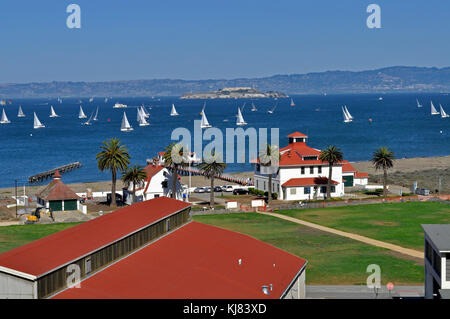 Barche a vela sulla Baia di San Francisco, off Crissy Field, CaliforniaSailboats Foto Stock