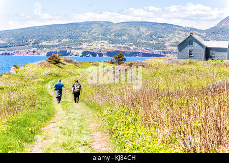 Perce, Canada - 6 Giugno 2017: la gente giovane camminando sul sentiero dall' oceano costa scogliera sulla Bonaventure Island in Quebec, Canada da Gaspesie, Gaspe regione Foto Stock