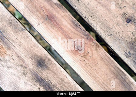 Naturalmente invecchiato assi di legno in un formato diagonale con grani di legno e le texture Foto Stock