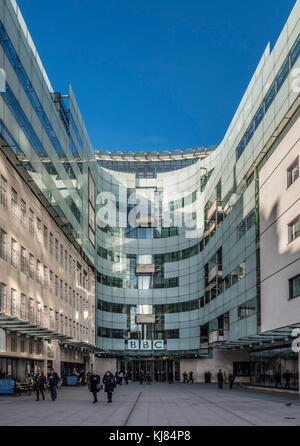 Sede della BBC, un rinnovato Portland edificio in pietra con taglio-bordo studios e una pubblica piazza. Portland Place, Londra, Regno Unito Foto Stock