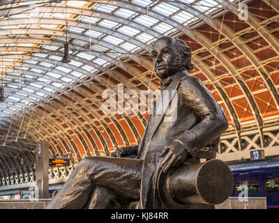 Statua di Isambard Kingdom Brunel presso la stazione di Paddington, London, Regno Unito Foto Stock