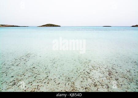 Vuoto morbido sognante Paradise beach con acqua cristallina in un nuvoloso giorno nel mese di ottobre in illetas, formentera, isole Baleari, Spagna. Foto Stock