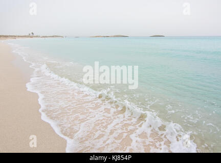 Vuoto morbido sognante Paradise beach con acqua cristallina in un nuvoloso giorno nel mese di ottobre in illetas, formentera, isole Baleari, Spagna. Foto Stock