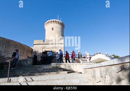 Palma de Mallorca, Spagna - 10 marzo 2017: il castello di Bellver mattina esterno e i primi turisti su Marzo 10, 2017 a Mallorca, Spagna. Foto Stock