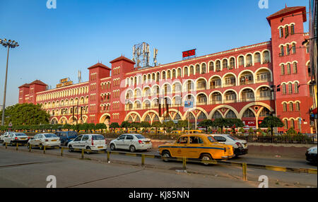 Quella di howrah station è un antico coloniale edificio architettonico a Kolkata con vista della città e del traffico e la famosa città di taxi gialli. Foto Stock