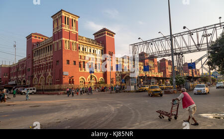 La stazione di Howrah e' un antico edificio architettonico coloniale a Kolkata con vista del traffico cittadino e dei famosi taxi gialli della citta'. Foto Stock