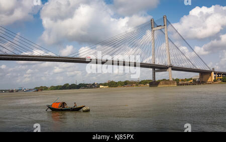 Setu vidyasagar - il ponte strallato sul Fiume Hooghly con barche di legno. fotografia scattata da princep ghat kolkata, India Foto Stock