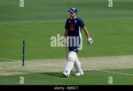 Joe Root dell'Inghilterra durante una sessione di reti al Gabba, Brisbane. Foto Stock