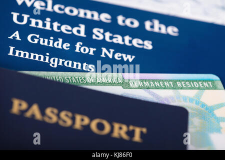 Stati Uniti d'America Permanent Resident Card, carta verde e visualizzati con un passaporto. concetto di immigrazione. close up con profondità di campo ridotta. Foto Stock