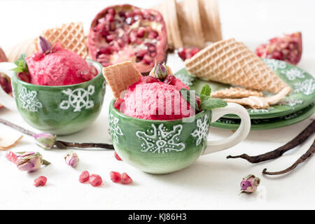 Melagrane gelato fatto in casa in tazza di caffè,fuoco selettivo Foto Stock