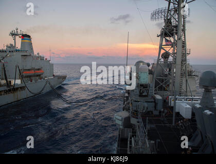 Il Henry J. Kaiser-class flotta oliatore di rifornimento USNS Pecos (T-AO 197) vapori a fianco del Ticond Foto Stock