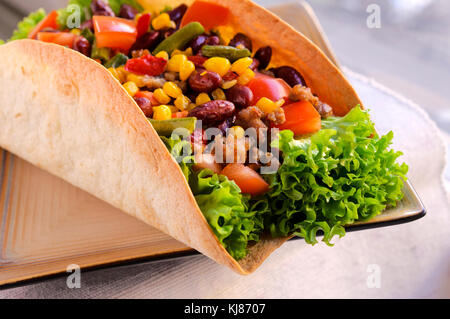 Messa a fuoco selettiva sul lato anteriore del sandwich taco Foto Stock