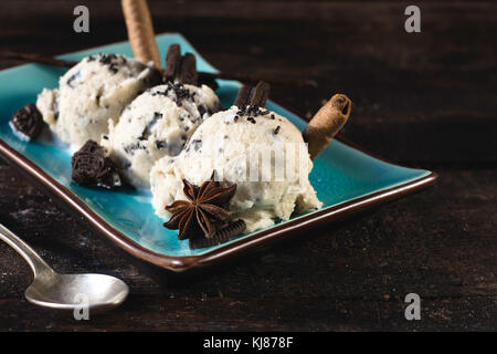 Stracciatella gelato fatto in casa e i cookie nella piastra,fuoco selettivo Foto Stock
