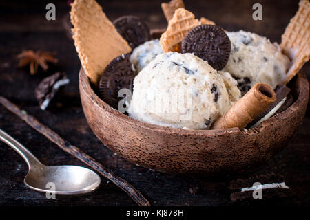 Stracciatella gelato e biscotti nella ciotola di legno,fuoco selettivo Foto Stock