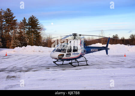 Evacuazione medica elicottero parcheggiato su un helipad nella neve in speculatore, NY in attesa di trasporto di un paziente. Foto Stock