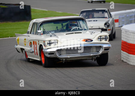 1959 Ford Thunderbird pilotato da Tom Kristensen possedute da Bill Pastore racing in St Mary's Trofeo al Goodwood 2017 Foto Stock