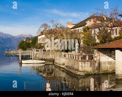 Bellissime ville con accesso diretto sul lago d'orta con un molo per una barca bricolage Foto Stock