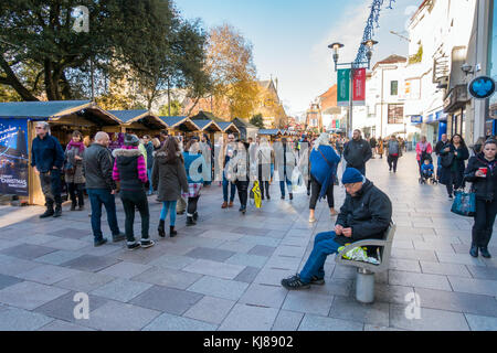 Cardiff Wales, Regno Unito - 19 novembre 2017: le persone sono fare shopping e visitare il mercatino di natale di Cardiff in una giornata di sole in novembre 2017. Foto Stock