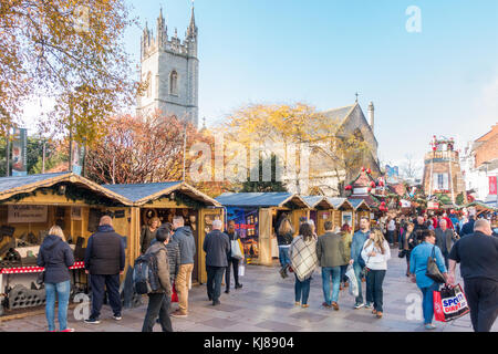Cardiff, Galles, Regno Unito - 19 novembre 2017: Le persone visitano il mercatino di Natale nel centro di Cardiff in una giornata di sole nel novembre 2017. Foto Stock