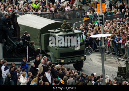 Le folle che guardano le forze militari irlandesi sfilano durante la commemorazione del 1916 di Easter Rising in o`Connell Street a Dublino, Irlanda Foto Stock