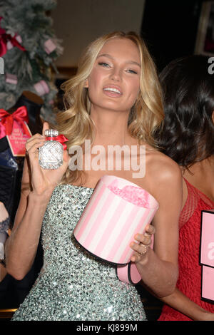 New york, ny - 02 dicembre: modelli romee strijd, lais ribeiro e josephine skriver frequentare un photocall presso il Victoria's Secret 5th Ave su dicembre 2, 2016 in new york city people: romee strijd Foto Stock