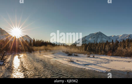 La nebbia che sorge sul fiume Kathleen è illuminata dal sole invernale nel Parco Nazionale di Kluane nel territorio dello Yukon. Foto Stock