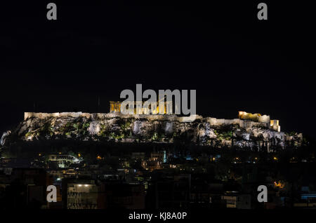 Vista notturna dell'acropoli di Atene e moderni edifici che circondano la stessa Foto Stock