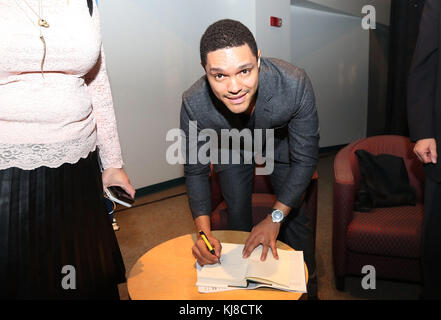 MIAMI, FL - NOVEMBRE 13: Trevor Noah parla del suo libro 'Born a Crime' durante la Miami Book Fair al Miami Dade College Wolfson Campus Domenica 13 Novembre 2016 nel centro di Miami, Florida People: Trevor Noah Foto Stock