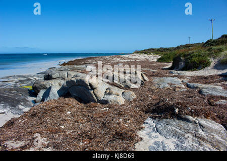 Remote Flinder isolato's Bay, Augusta, South Australia occidentale in un giorno nuvoloso in tarda primavera con il freddo Oceano Meridionale che lambiscono la costa rocciosa. Foto Stock