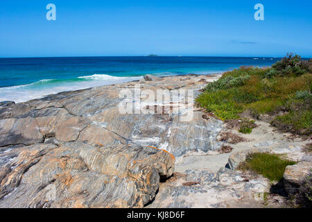 Remote Flinder isolato's Bay, Augusta, South Australia occidentale in un giorno nuvoloso in tarda primavera con il freddo Oceano Meridionale che lambiscono la costa rocciosa. Foto Stock