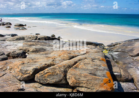 Remote Flinder isolato's Bay, Augusta, South Australia occidentale in un giorno nuvoloso in tarda primavera con il freddo Oceano Meridionale che lambiscono la costa rocciosa. Foto Stock