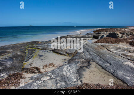 Remote Flinder isolato's Bay, Augusta, South Australia occidentale in un giorno nuvoloso in tarda primavera con il freddo Oceano Meridionale che lambiscono la costa rocciosa. Foto Stock