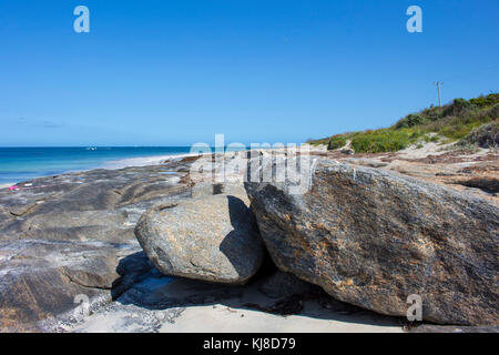 Remote Flinder isolato's Bay, Augusta, South Australia occidentale in un giorno nuvoloso in tarda primavera con il freddo Oceano Meridionale che lambiscono la costa rocciosa. Foto Stock