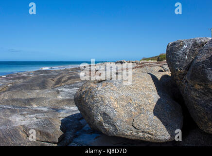 Remote Flinder isolato's Bay, Augusta, South Australia occidentale in un giorno nuvoloso in tarda primavera con il freddo Oceano Meridionale che lambiscono la costa rocciosa. Foto Stock