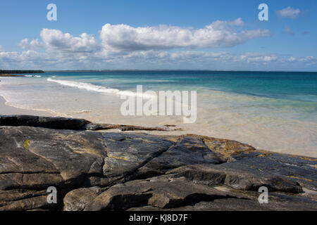 Remote Flinder isolato's Bay, Augusta, South Australia occidentale in un giorno nuvoloso in tarda primavera con il freddo Oceano Meridionale che lambiscono la costa rocciosa. Foto Stock