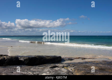 Remote Flinder isolato's Bay, Augusta, South Australia occidentale in un giorno nuvoloso in tarda primavera con il freddo Oceano Meridionale che lambiscono la costa rocciosa. Foto Stock