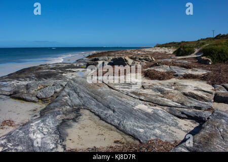 Remote Flinder isolato's Bay, Augusta, South Australia occidentale in un giorno nuvoloso in tarda primavera con il freddo Oceano Meridionale che lambiscono la costa rocciosa. Foto Stock