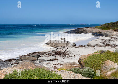 Remote Flinder isolato's Bay, Augusta, South Australia occidentale in un giorno nuvoloso in tarda primavera con il freddo Oceano Meridionale che lambiscono la costa rocciosa. Foto Stock