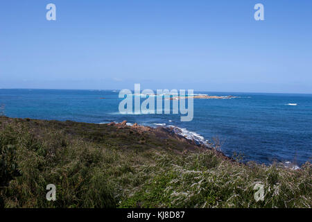 Remote Flinder isolato's Bay, Augusta, South Australia occidentale in un giorno nuvoloso in tarda primavera con il freddo Oceano Meridionale che lambiscono la costa rocciosa. Foto Stock