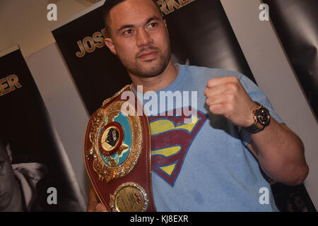 Auckland, Nuova Zelanda. 22 nov, 2017. Nuova Zelanda heavyweight boxer joseph parker pone per la telecamera dopo una conferenza stampa ad Auckland il Nov 22, 2017. Egli è attualmente il wbo heavyweight champion, avendo mantenuto il titolo dal 2016. Il suo team annuncia i loro ultimi tentativi di firma una unificazione bout con la wba e ibf champion anthony joshua . credito: Shirley kwok/Pacific press/alamy live news Foto Stock