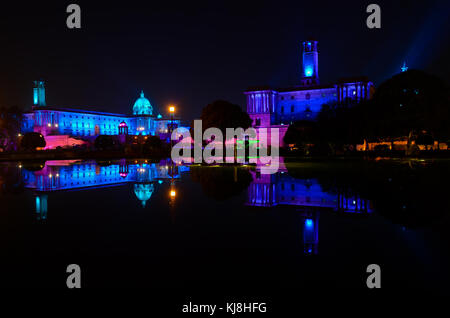 Segretariato edifici illuminato di luci colorate durante le ore notturne a New Delhi, in India. Foto Stock