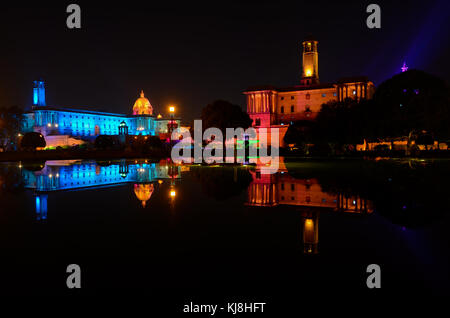 Segretariato edifici illuminato di luci colorate durante le ore notturne a New Delhi, in India. Foto Stock
