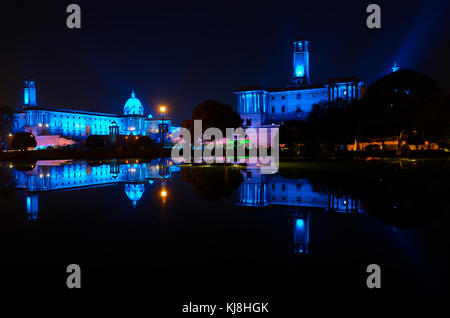 Segretariato edifici illuminato di luci colorate durante le ore notturne a New Delhi, in India. Foto Stock