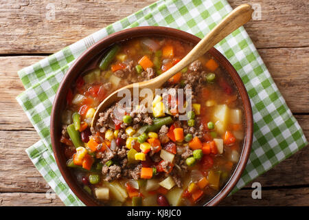 Zuppa di hamburger con carne macinata di manzo e verdure close-up in una ciotola sul tavolo. parte superiore orizzontale vista da sopra Foto Stock