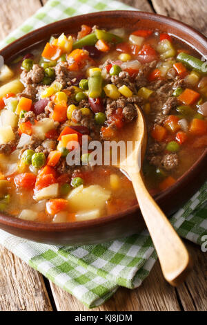 Zuppa di hamburger con carne macinata di manzo e verdure close-up in una ciotola sul piano verticale. Foto Stock