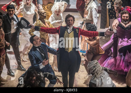 DATA di uscita: December 2o, 2017 TITLE: The Greatest Showman CASA DI PRODUZIONE: Ventesimo Secolo Fox DIRECTOR: Michael Gracey TRAMA: Ispirato dall'immaginazione di P.T. Barnum, Il Più Grande Showman è un musical originale che celebra la nascita di show business e racconta di un visionario che è cresciuto da nulla per creare uno spettacolo che è diventato un mondiale Sensation.STARRING: Hugh JACKMAN come Barnum. (Credit Image: © Twentieth Century Fox/Entertainment Pictures) Foto Stock