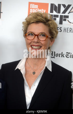 NEW YORK, NY - 08 OTTOBRE: Annette Bening partecipa alla prima di '20th Century Women' al 54th New York Film Festival l'8 ottobre 2016 a New York City. Persone: Annette Bening Foto Stock